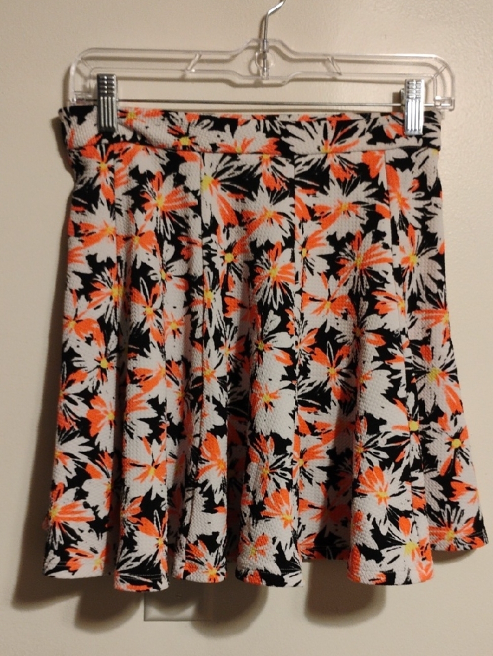✨ Lush Mini Skirt – Floral Print, Micro Knit Texture (Size Medium) ✨